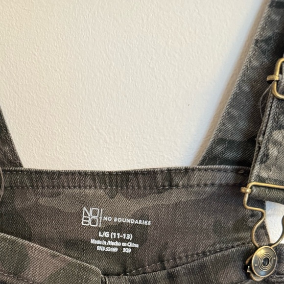 No Boundaries Women’s Camouflage Destructed Overalls Size Large - Picture 5 of 6